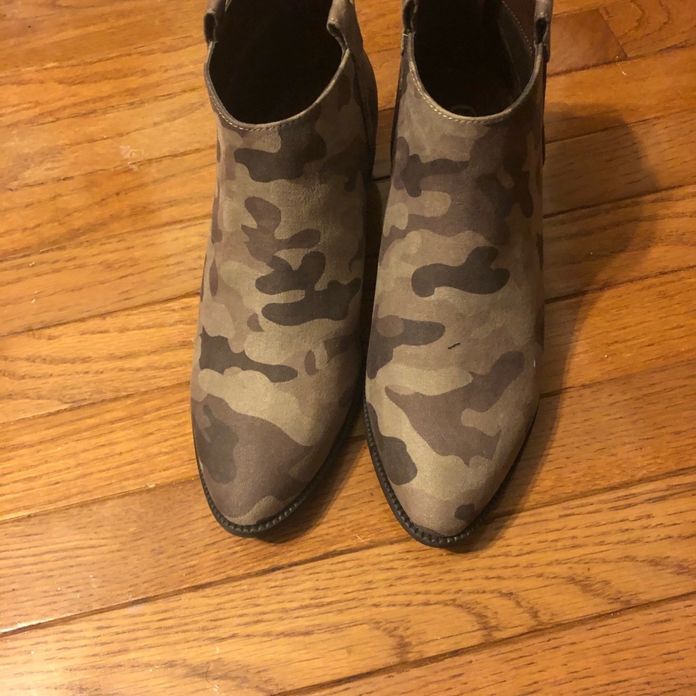 Camouflage boots